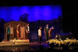 Nhà hát kịch Việt Nam mang kịch chuyển thể từ &#39;Mùa hoa cải bên sông&#39; đi lưu diễn miền Trung